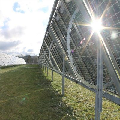 Goede prijs. Ontworpen of Frameless-Comité Veiligheids Regelbaar Opzettend Systeem voor Grondpv Comité Steuninstallatie online