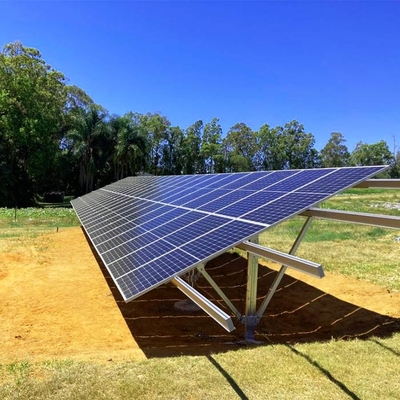 Goede prijs. Hoog geassembleerd fotovoltaïsch installatiesysteem op de grond online